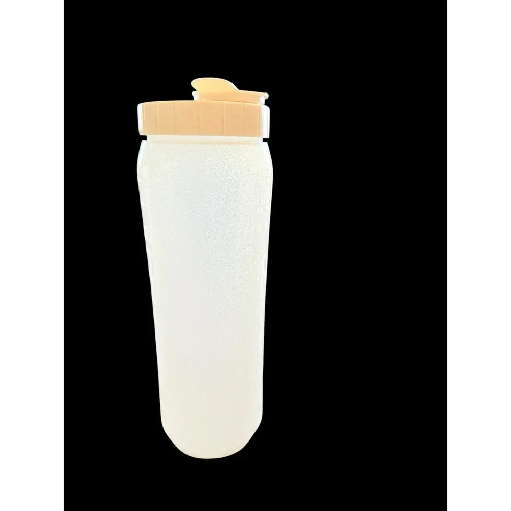 Vintage Rubbermaid Servin Saver 2.75 Quart Drink Water Bottle Pitcher Jug